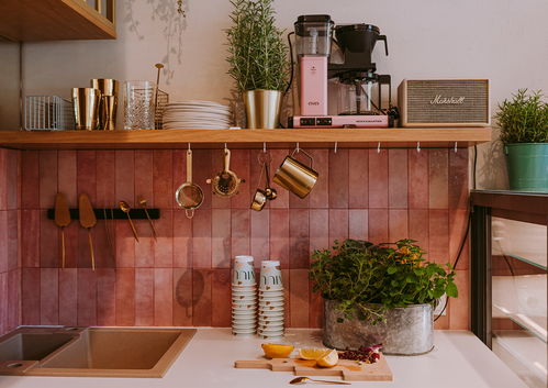 平面設計在精品糕點店品牌形象中的戰略應用——以Muus為例